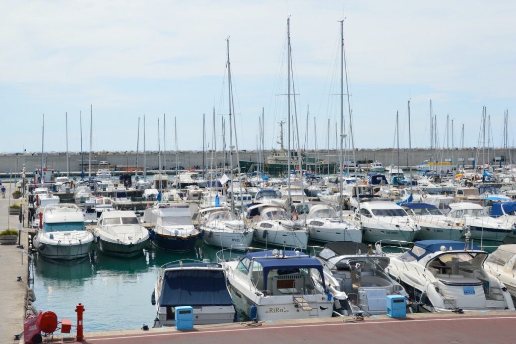 Veduta del Porto di Lavagna con barche usate